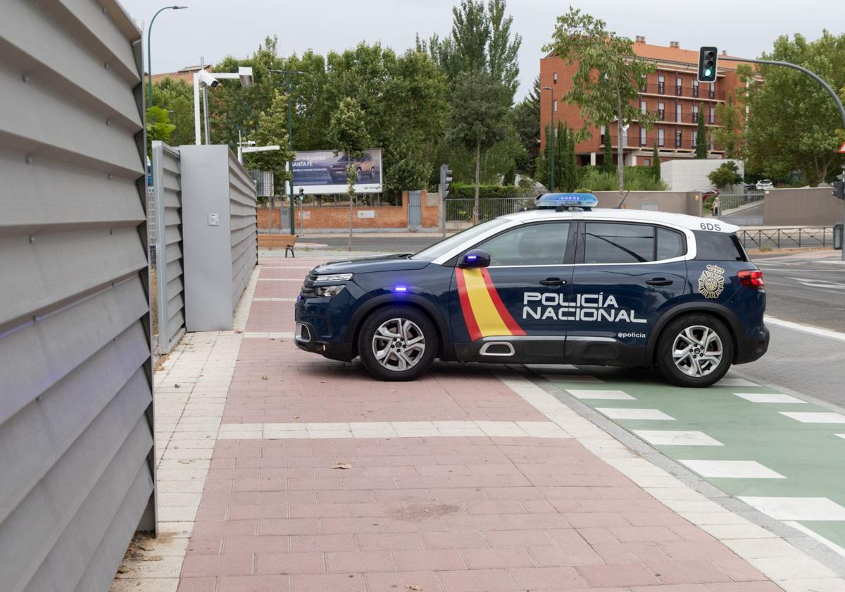 Un vehículo de la Policía Nacional accede a la comisaría de Delicias en una imagen de archivo.