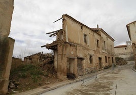 Casa en ruinas de Corrales de Duero vallada para prevenir incidentes.