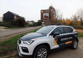 Imagen de una patrulla de la Guardia Civil a la entrada de Bembibre.