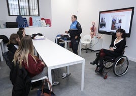 Aitor Martínez y Mari Paz González, durante una charla sobre prevención de accidentes de tráfico a alumnos del centro de Formación Profesional Illerna.