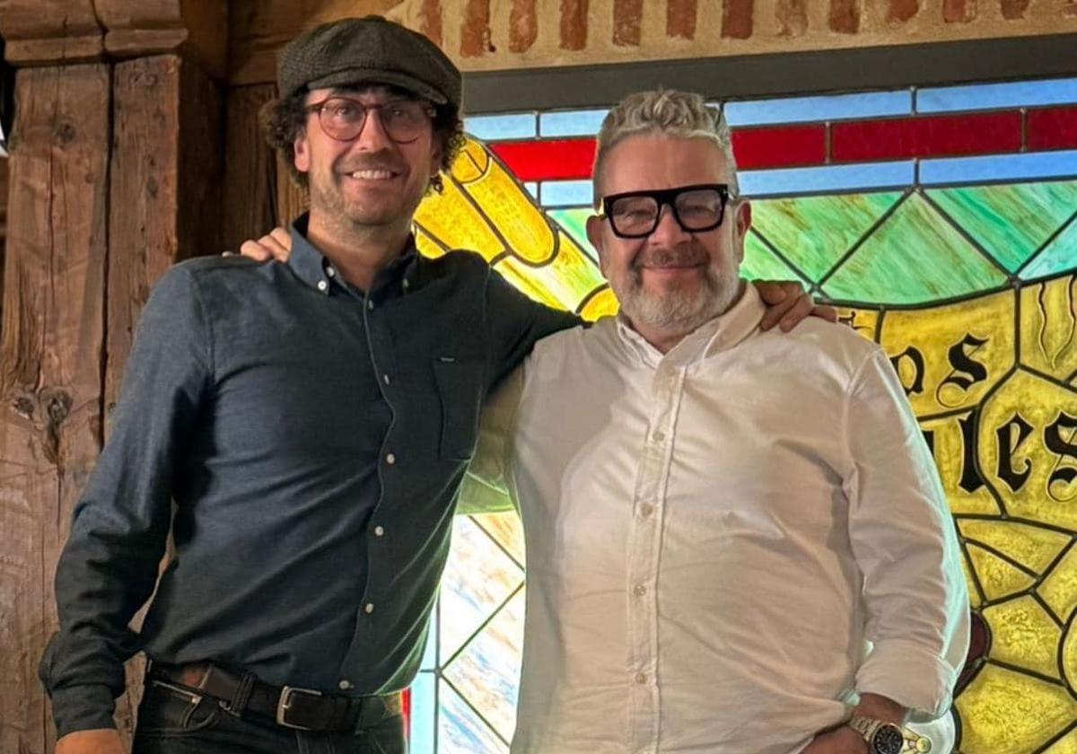 El cocinero y presentador Alberto Chicote (derecha) en el restaurante Los Zagales de Valladolid.