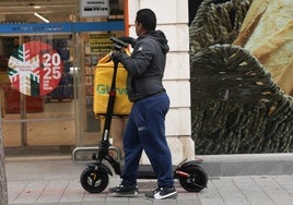 Un repartidor de Glovo en el centro de Valladolid este diciembre.