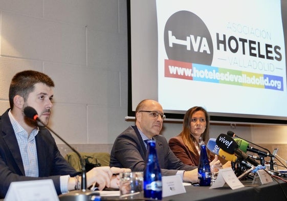 Diego Sanz, Francisco de Frutos y Raquel González, responsables de la asociación Hoteles de Valladolid, durante el balance turístico del segundo semestre de 2024.