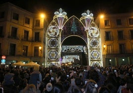 Miles de personas fotografían con sus móviles la iluminación del Pórtico de la Navidad.