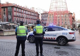 Agentes de la Policía Local vigilan el mercado navideño y las atracciones de la Plaza Mayor.