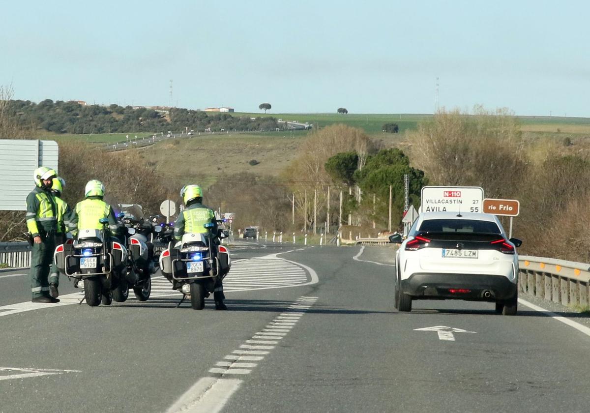 Efectivos de la Guardia Civil vigilan la carretera N-110.