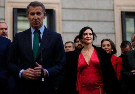 Alberto Núñez Feijóo e Isabel Díaz Ayuso, durante su llegada al acto conmemorativo de la Constitución.