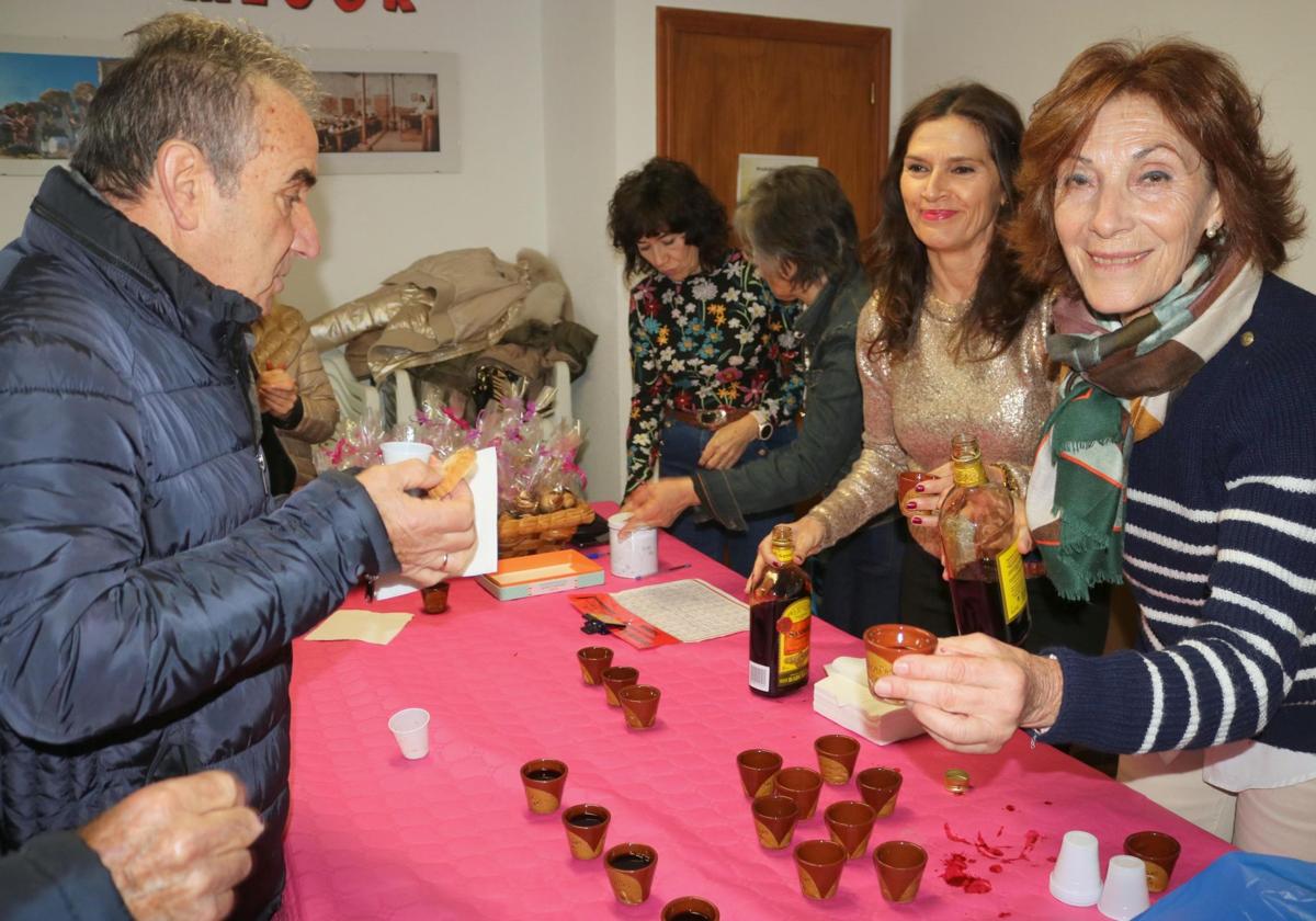 Reparto de chupitos de vino dulce en Valdecañas de Cerrato.