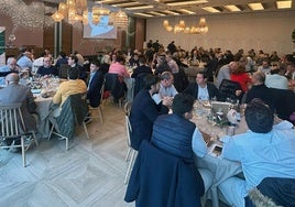 Asistentes a un banquete celebrado en fechas navideñas en un restaurante de Segovia.