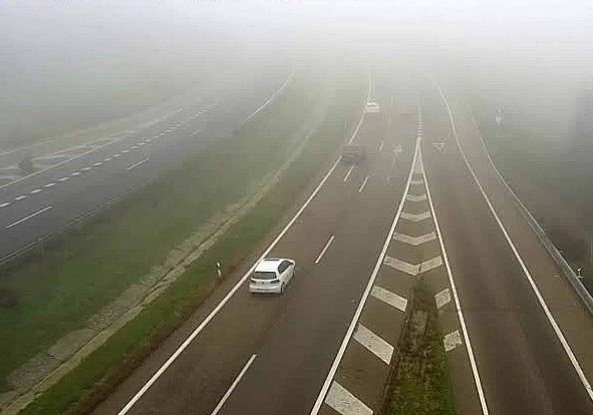 Niebla en la A-6 a la altura de Villardefrades.