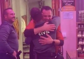 José Francisco abraza a los dos agentes de la Guardia Civil que salvaron su vida.