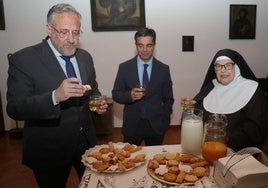 El presidente de las Cortes, Carlos Pollán, junto al director de la Fundación Castilla y León, Juan Zapatero, y sor Micaela.