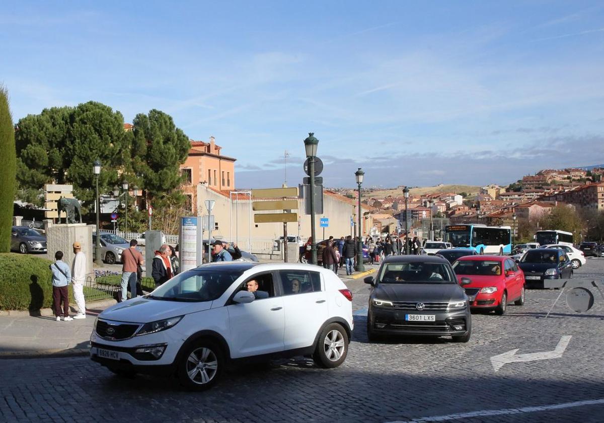 Una fila de coches que intentan acceder al recinto amurallado este viernes.