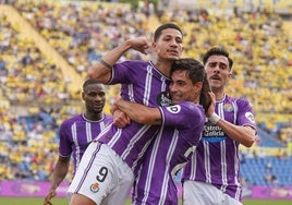 Marcos André celebra el tanto blanquivioleta en Las Palmas.