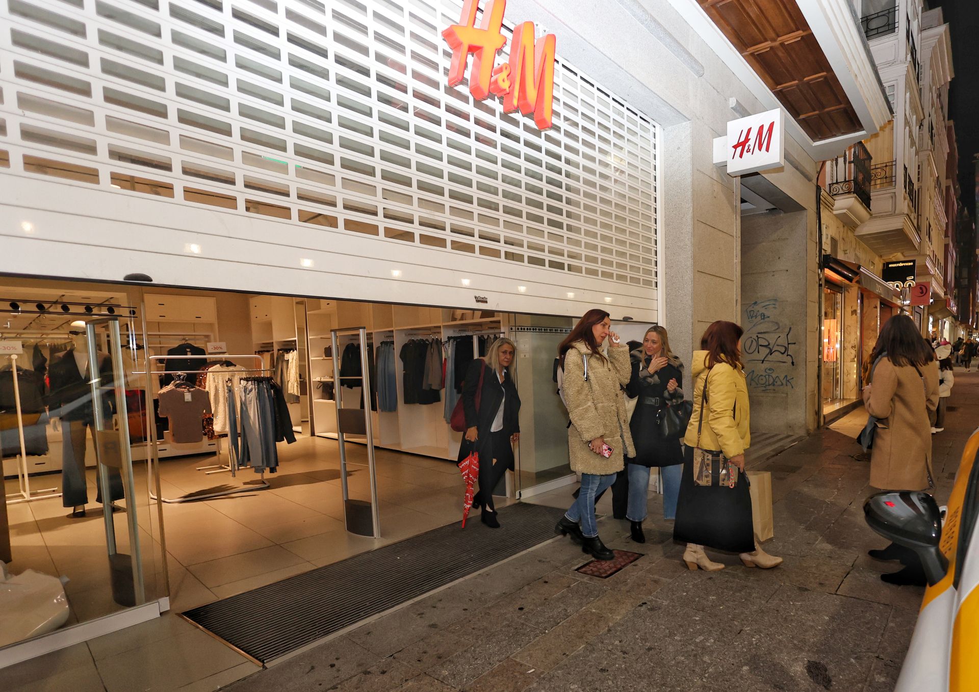 Lágrimas y abrazos en el cierre de H&amp;M de Palencia