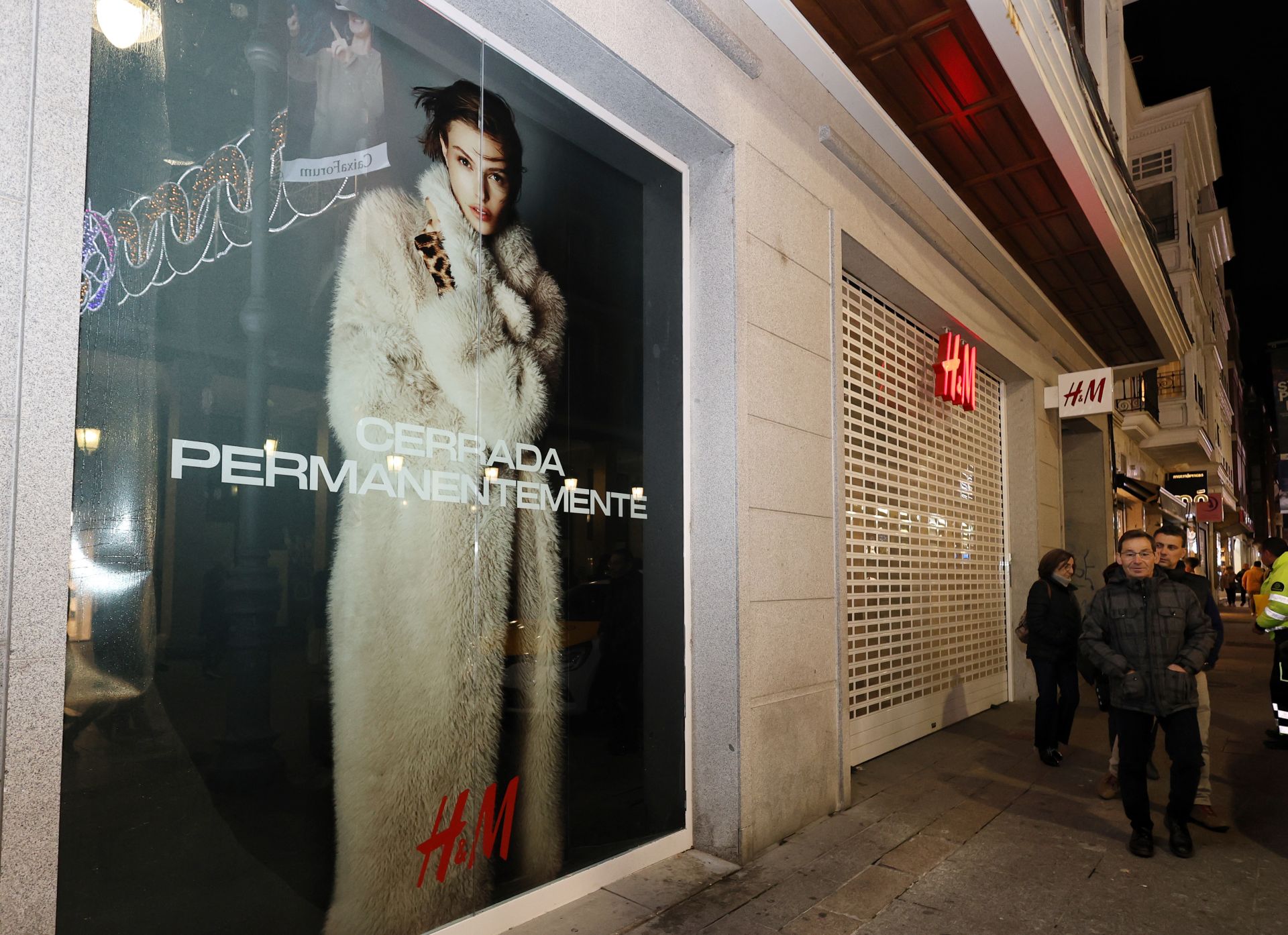 Lágrimas y abrazos en el cierre de H&amp;M de Palencia