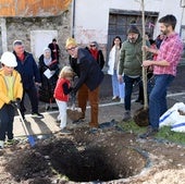 El Festival de Aguilar planta un árbol para homenajear al actor Fele Martínez