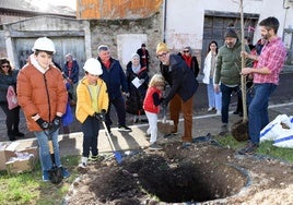 El Festival de Aguilar planta un árbol para homenajear al actor Fele Martínez