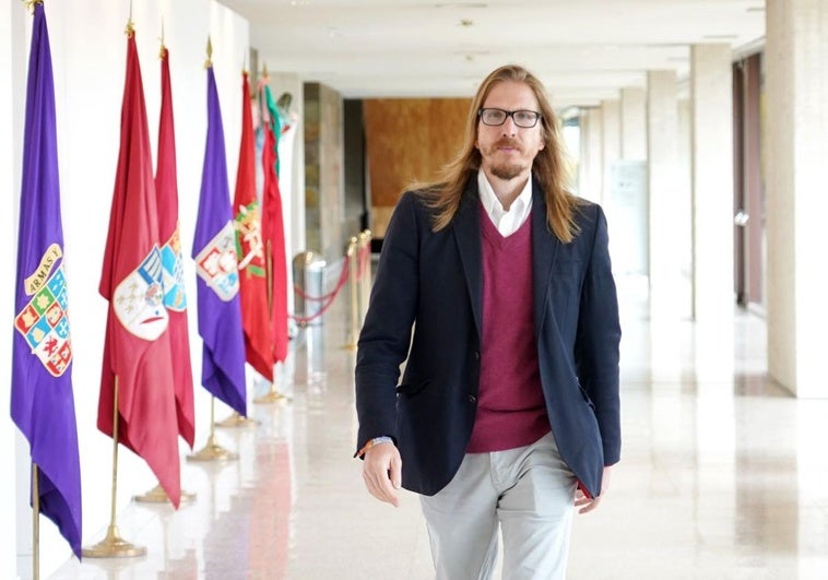 Pablo Fernández, en el pasillo de las Cortes de Castilla y León, mientras se dirige a una rueda de prensa.