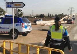 Una agente de la Policía Local de Valladolid ayuda en las labores de control de tráfico en Sedaví.