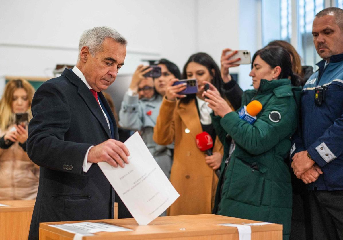 El candidato presidencial de Rumania, Calin Georgescu, vota durante las pasadas elecciones parlamentarias del 1 de diciembre.