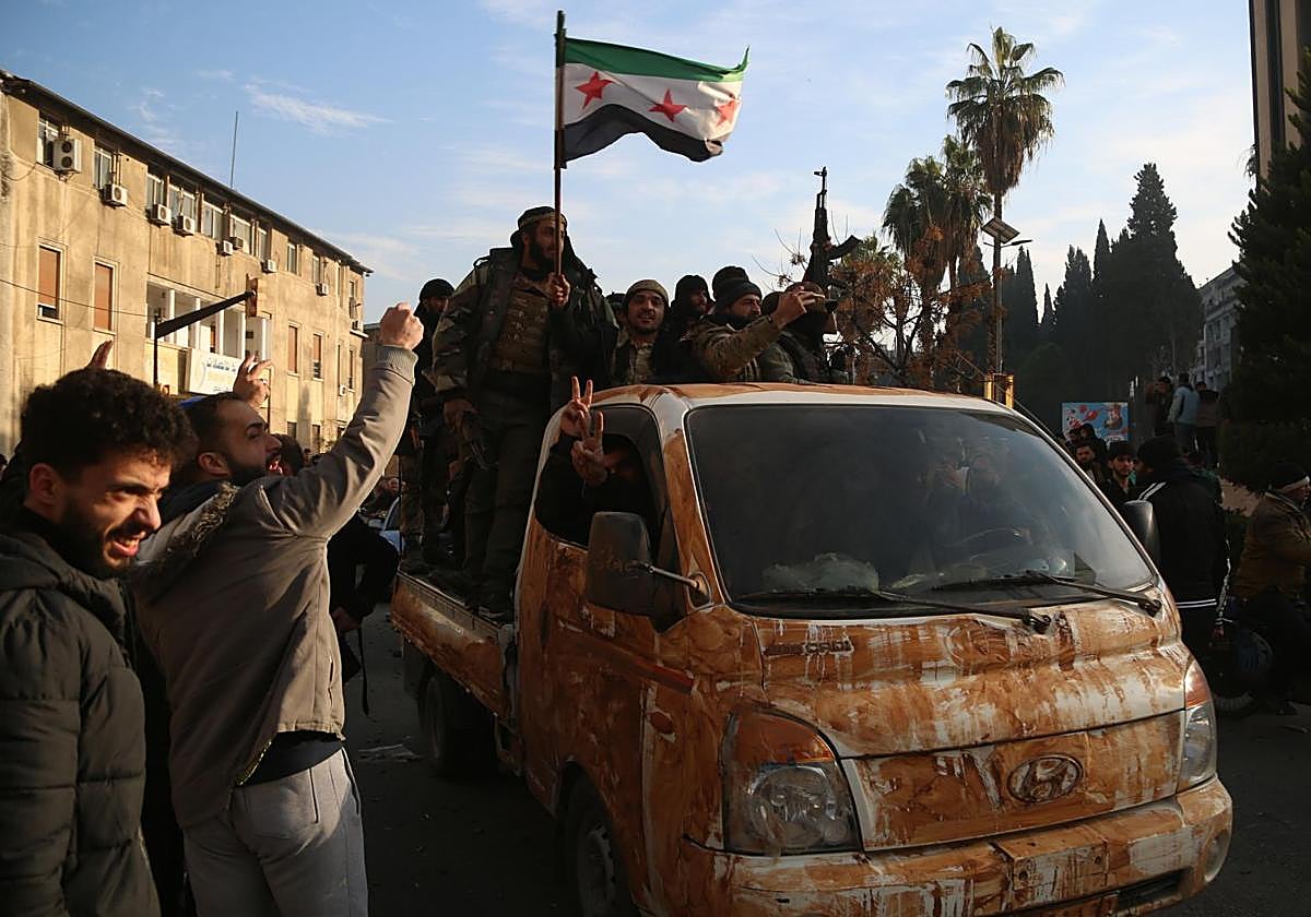 Celebraciones en Homs tras la toma de Damasco y el derrocamiento de al-Assad.