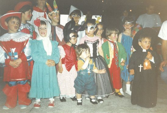 Niños disfrazados durante las fiestas patronales de La Flecha.