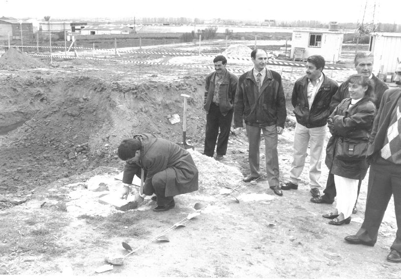 El alcalde de Arroyo-La Flecha coloca la primera piedra del futuro Consistorio. Noviembre de 1993.