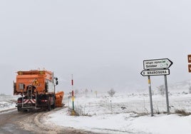 Una máquina quitanieves trabaja hoy en Brañosera (Palencia).