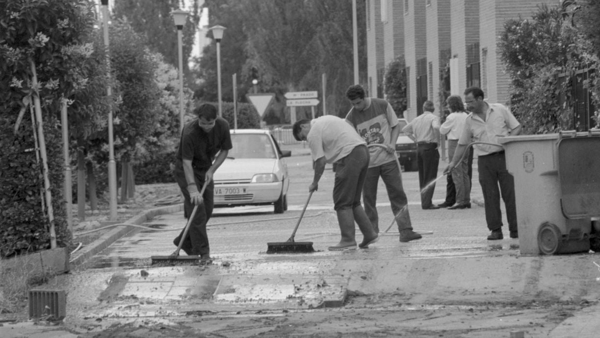 Limpieza de una calle de La Flecha tras sufrir inundaciones en julio de 1997.