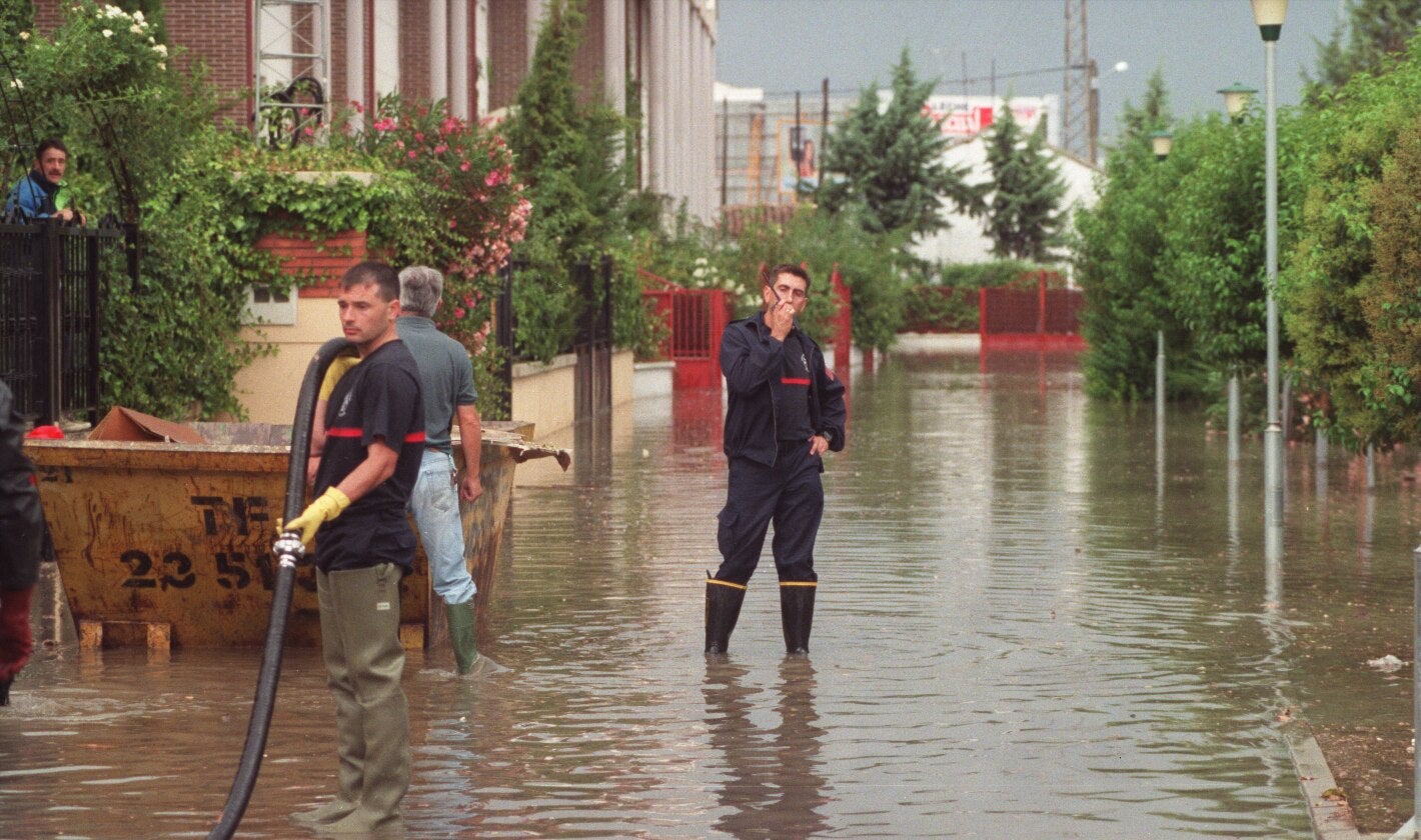 Bomberos achican el agua en una urbanziación de Le Flecha tras sufrir inundaciones. 24 de agosto de 1997.