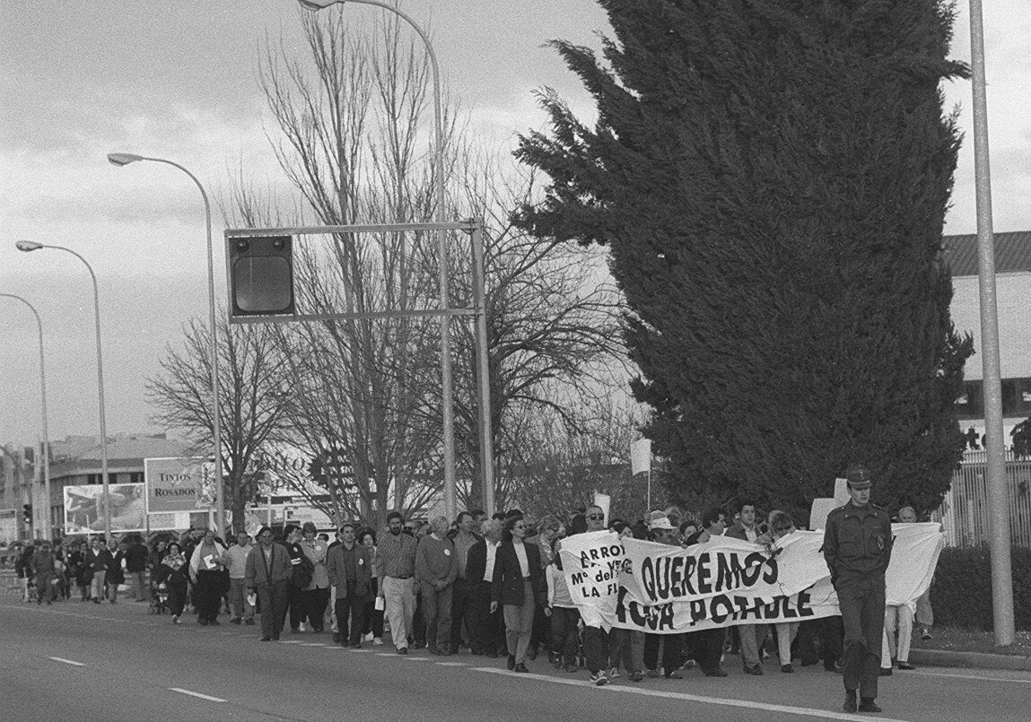 Los vecinos de Arroyo-La Flecha se dirigen en manifestación a la capital para exigir agua potable. Octubre de 2000.