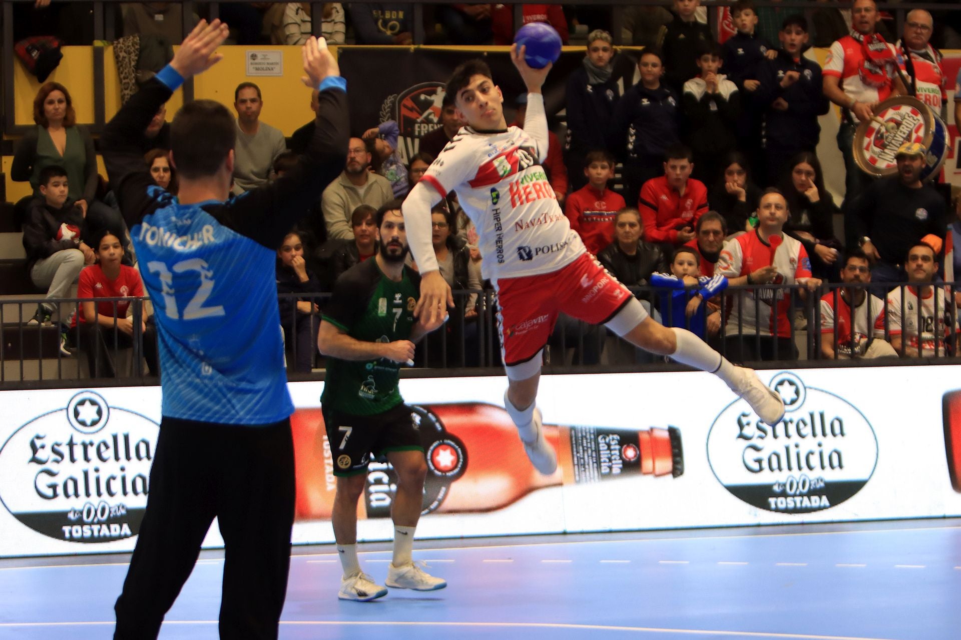 Fotos de la derrota del Balonmano Nava