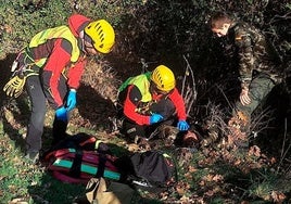 El cazador es atendido en el suelo tras sufrir el disparo.