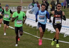 El atleta segoviano Javi Guerra corre por delante de Kiprotich, que acabaría ganando.