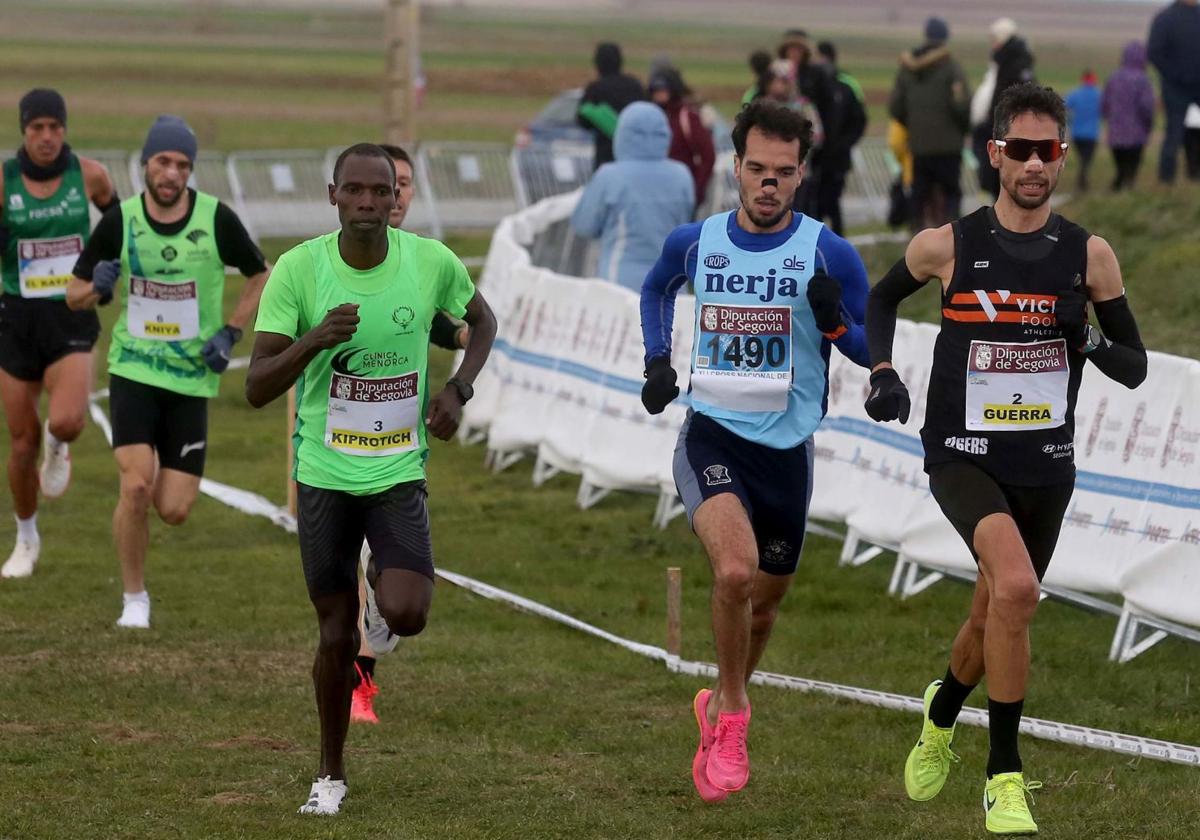 El atleta segoviano Javi Guerra corre por delante de Kiprotich, que acabaría ganando.