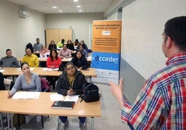 Asistentes a una de las clases del programa de empleo.