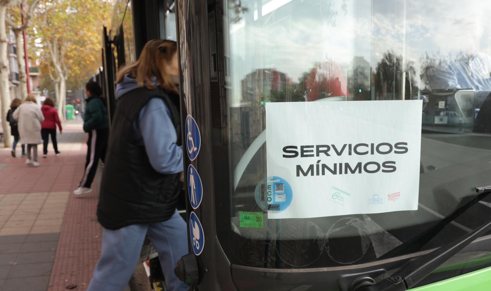 Un autobús de Auvasa luce el cartel de servicios mínimos durante la huelga del 29 de noviembre.