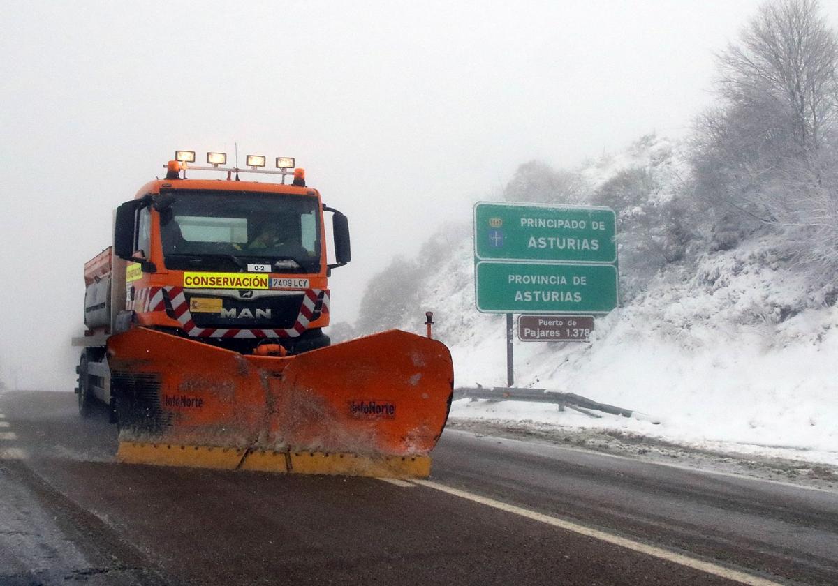 La nieve cubre la montaña de León en el puerto de Pajares y la comarca de los Argüellos.