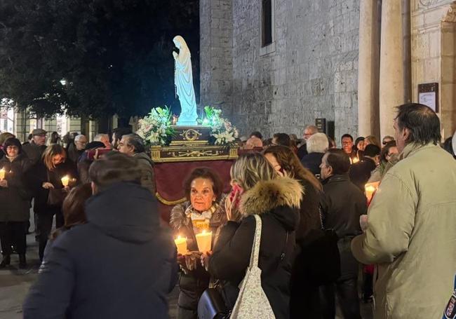 La procesión de la Inmaculada Conepción parte de la Iglesia de El Salvador en la tarde del sábado.