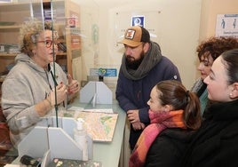 Turistas de Burgos en la Oficina de Turismo de la Calle Mayor.