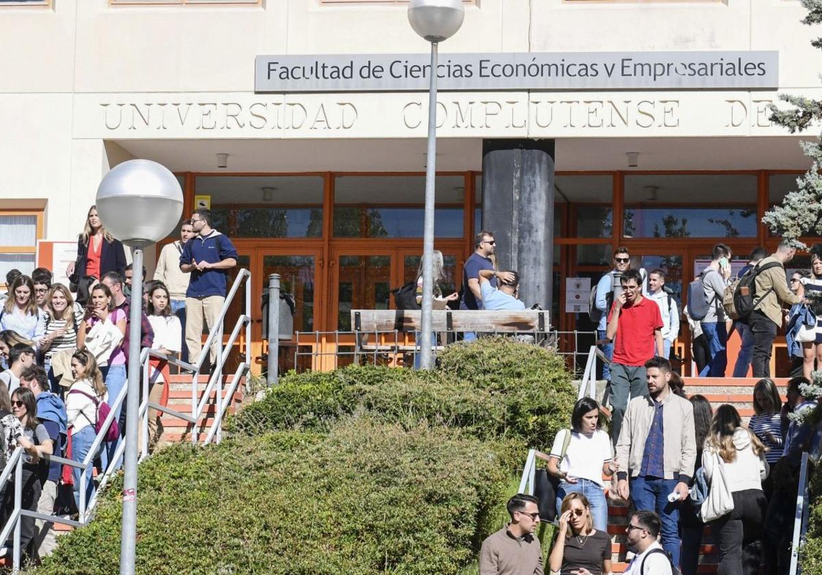 Ayuso, contra su universidad