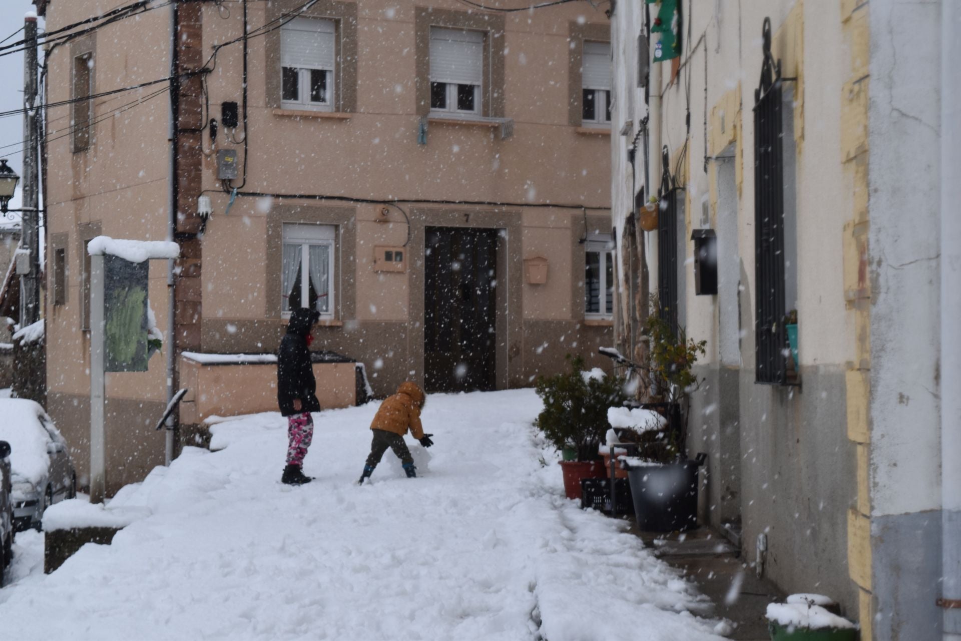 La nieve, perfecta aliada en un día festivo en la Montaña Palentina