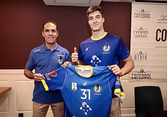 Edu Calle, en su presentación como jugador del Recoletas junto a Mario Arranz.