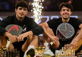 Arturo Coello y Agustín Tapia, con sus trofeos en el Premier Pádel de Milán.