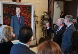 Momento en que el alcalde muestra al rey el retrato.