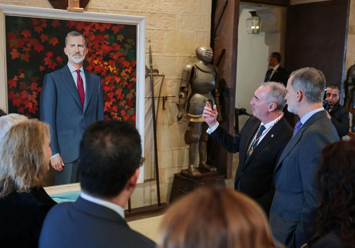 Momento en que el alcalde muestra al rey el retrato.