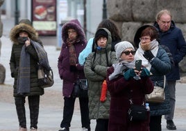 Turistas abrigados a primera hora de este lunes en Segovia capital.