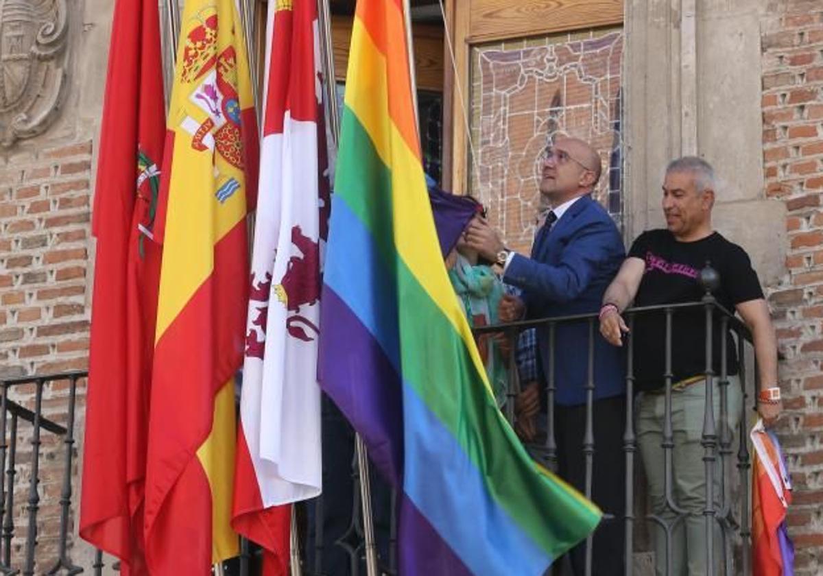 Izado de la bandera arcoíris en la Diputación a cargo del entonces presidente de la Institución, Jesús Julio Carnero, en 2015.