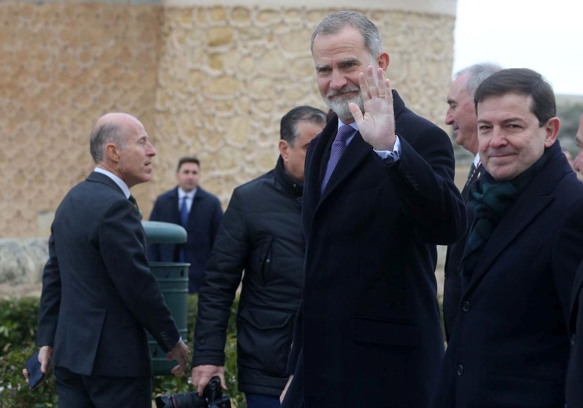 El rey saluda a su llegada al Alcázar de Segovia.